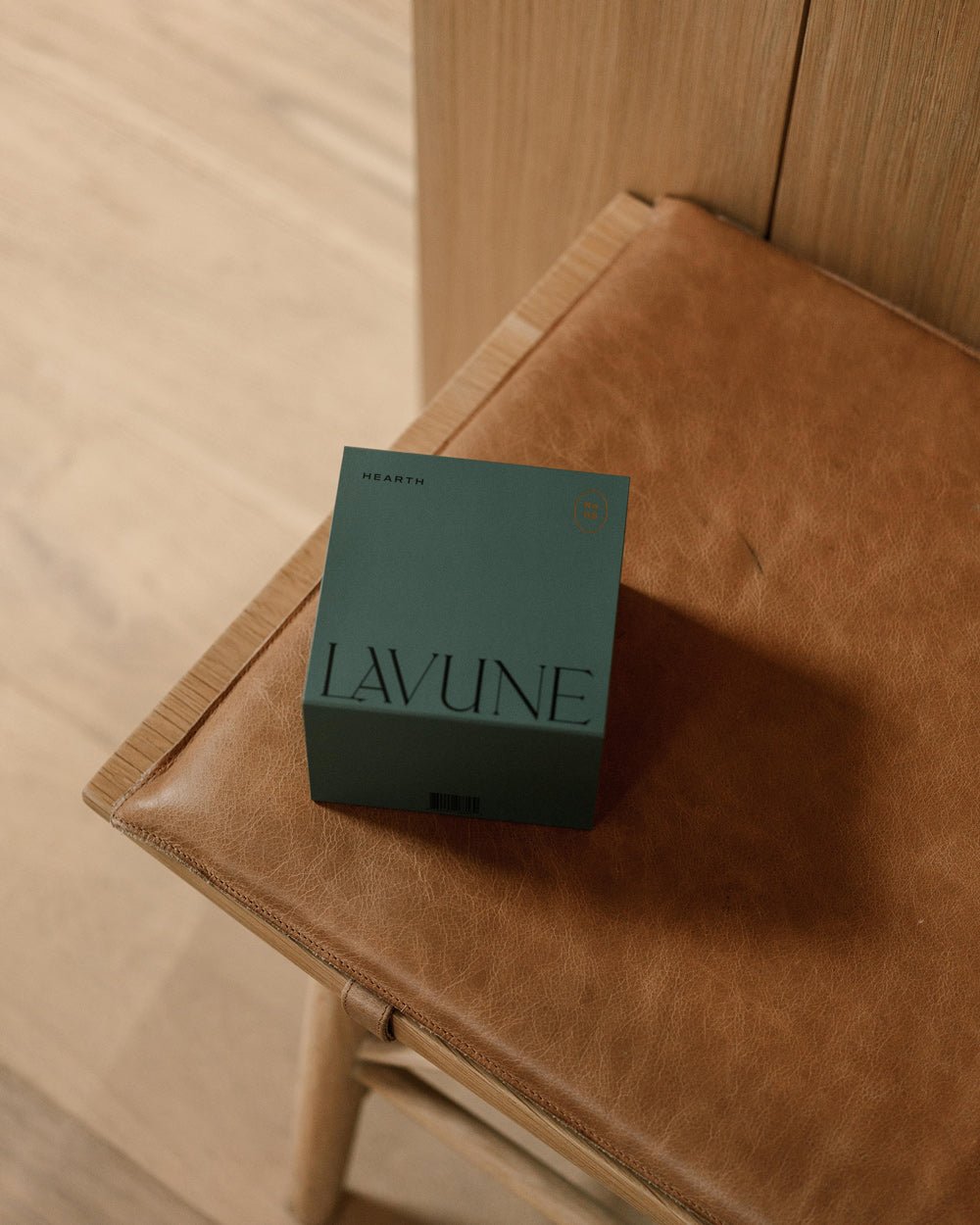 CANDLES N˚08 Hearth Candle | Deep Smoke & Balsam Fragrance LAVUNE